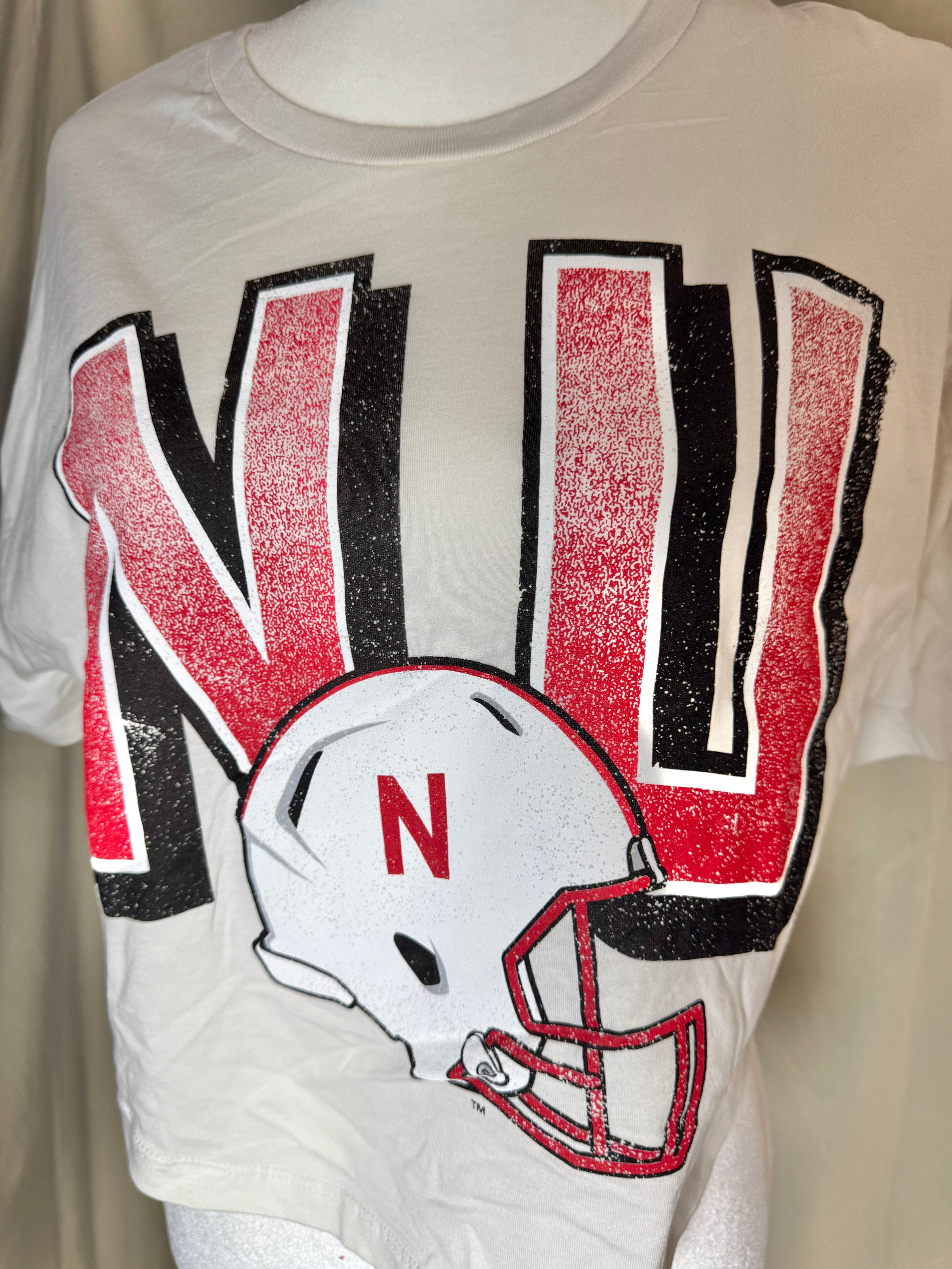 NE helmet fade off white cropped tee